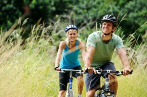 более высокий уровень физической активности связан с более низким уровнем общей смертности, и чем более энергично человек занимается физкультурой, тем ниже риск.