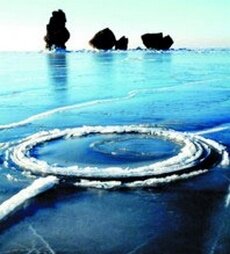 Вращающийся «ледяной круг» на воде. Провинция Ляонин.