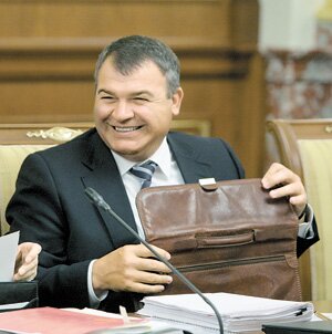 Сердюков запретил подчиненным курить на работе