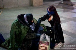 Супер девушка помогает бездомным в Пекине
