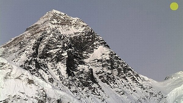 Вид на Эверест через объектив новой веб-камеры.