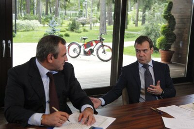 Медведев приехал на встречу на электровелосипеде