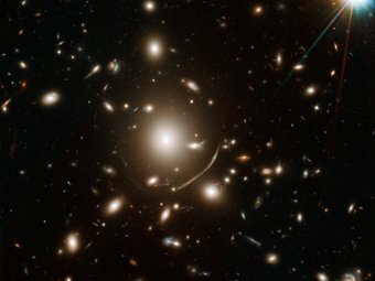 В центре - скопление Abell 383. Фото Hubble
